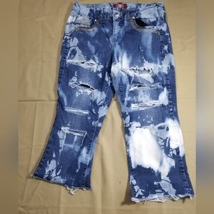 One Zone Women Distressed Capris Jeans